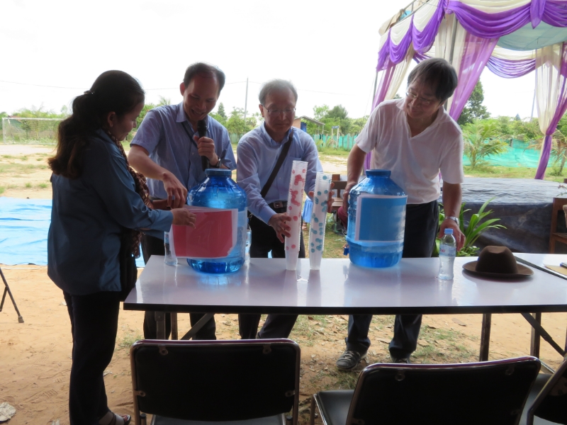 住民によるBPフィルター水と市販水の試飲状況